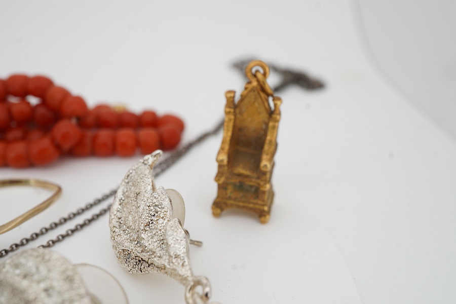 A group of jewels and accessories including a Georgian silver vinaigrette, length 2.2cm, British hallmarks for silver, date letter X for 1795 or 1821; a coral bead necklace, length 39cm; a coral and marcasite ring and pa